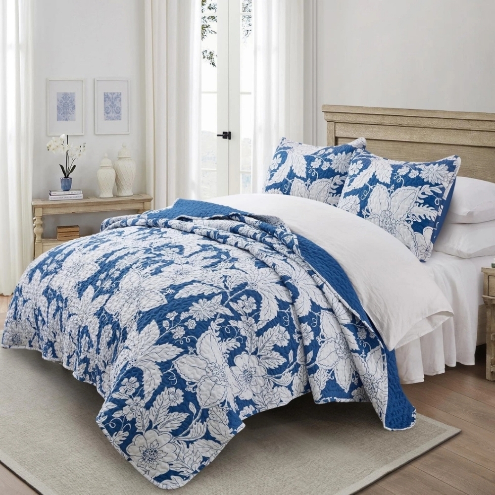 King Blue Floral Bedding Quilt/ Bedspread Set NIB